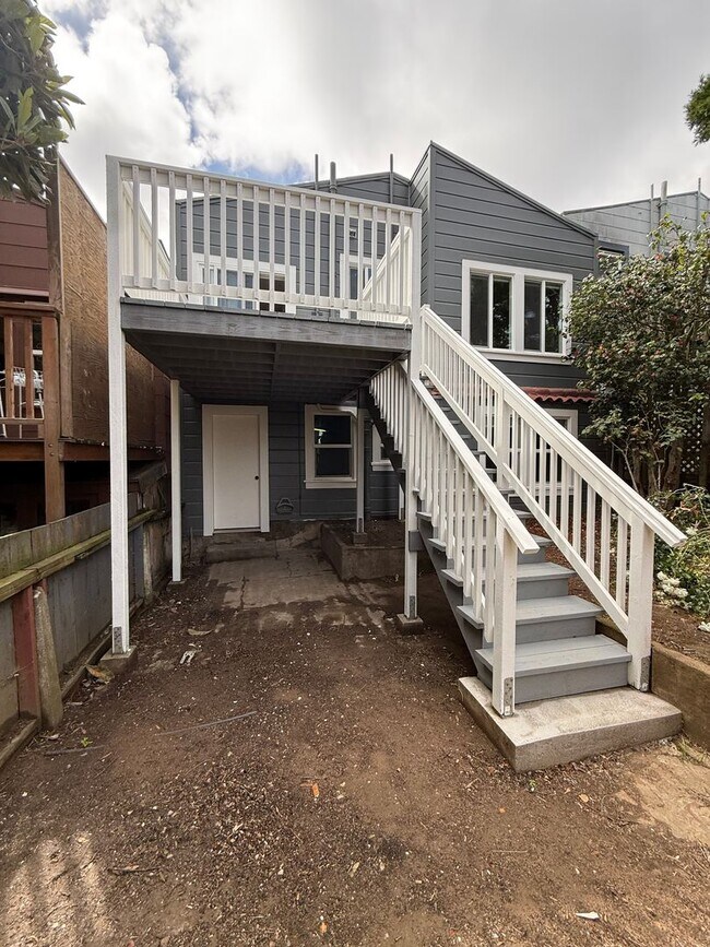 Building Photo - Bright Sunnyside Home with Fireplace, Bay Windows & Private Backyard!
