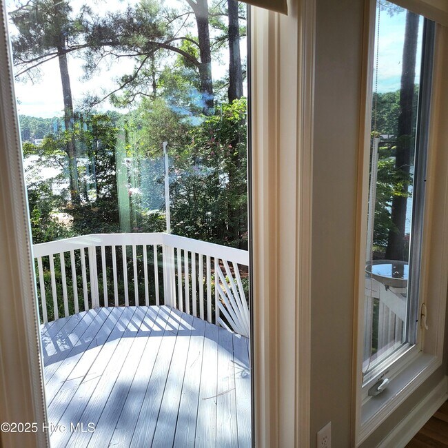 Building Photo - 62 Pine Ridge Dr