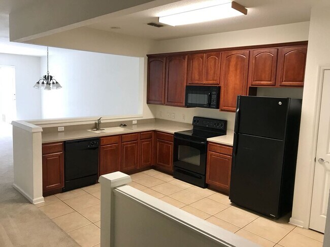 Building Photo - Beautiful 2 bed 2 bath Townhome in Gated Community