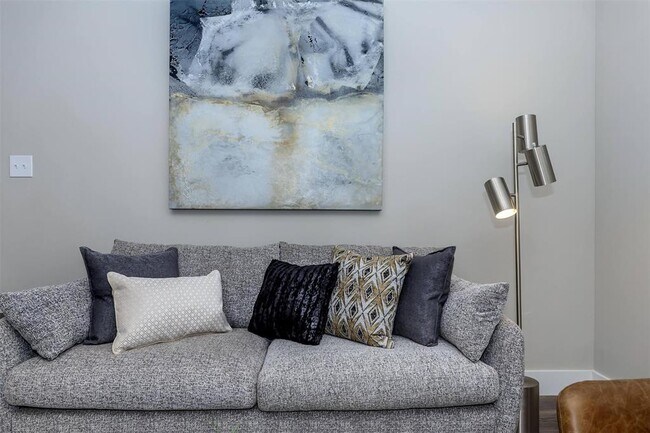 Building Photo - 1620 Oak Tree Dr