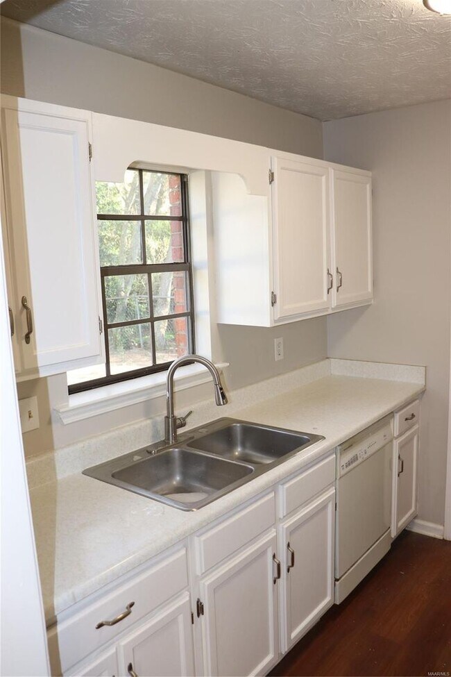 Building Photo - 760 N Burbank Dr