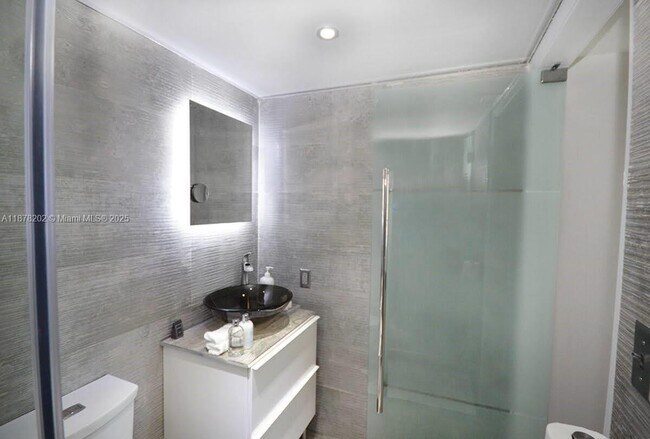Building Photo - 540 Brickell Key Dr