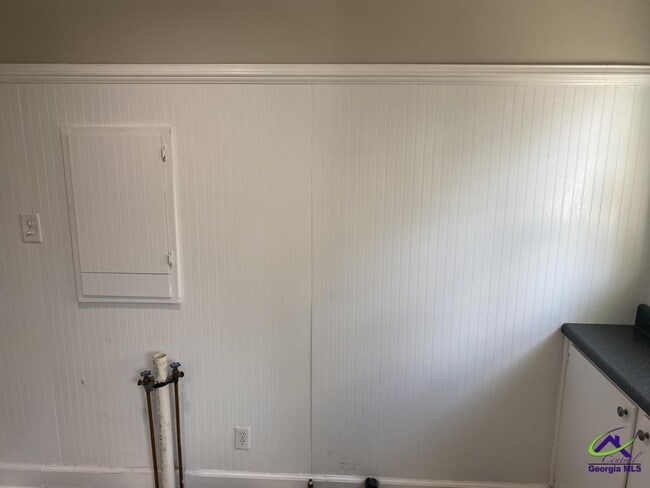 Building Photo - 2740 Northwoods Dr S