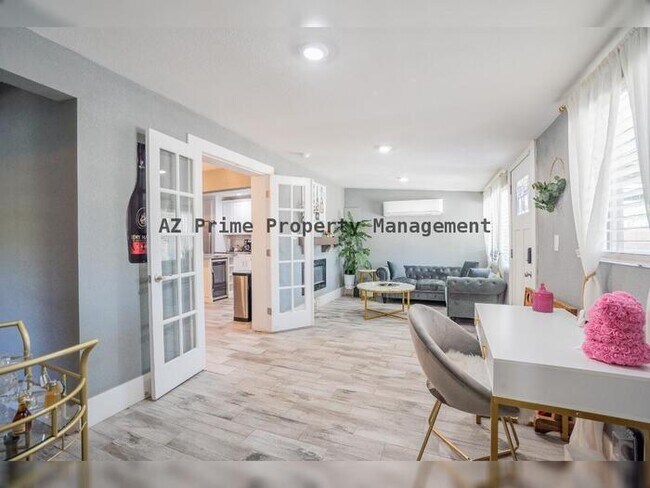 Building Photo - 1942 W Indianola Ave