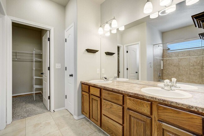 Building Photo - D20 5bdrm Home on Quiet Street in North Co...