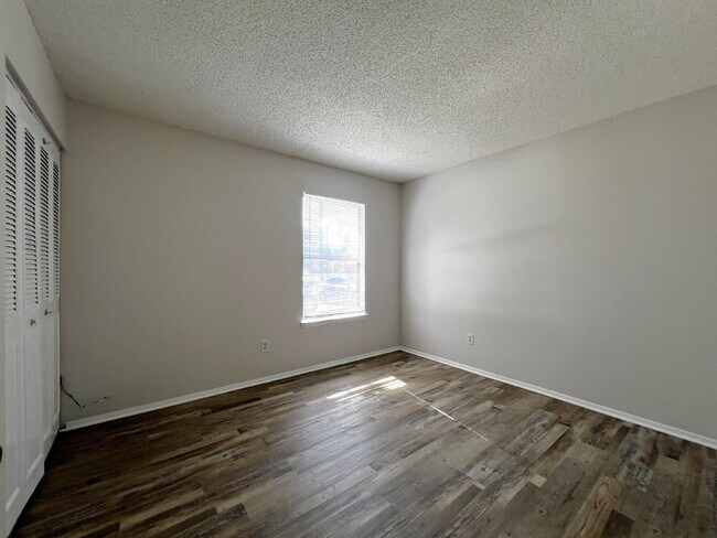 Building Photo - Updated 2BR, 1BA Apartment Off Old Palafox Hwy with LVP Flooring Throughout, Vaulted Ceilings & W...
