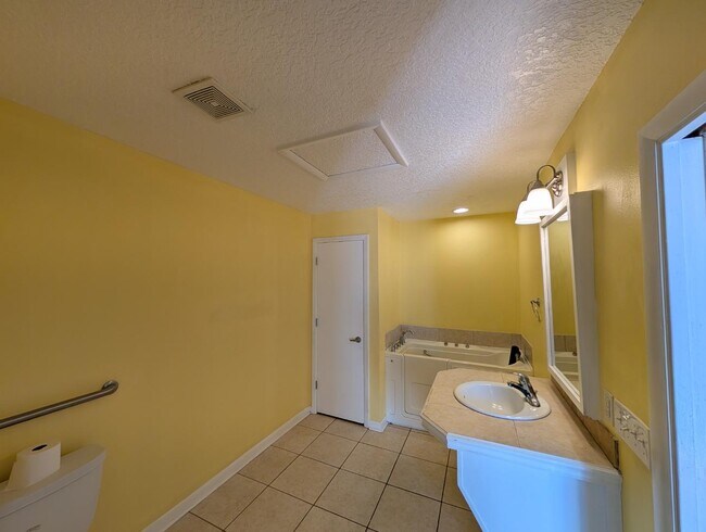 Building Photo - 2834 Woodland Dr