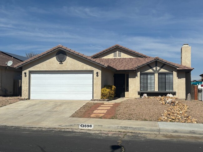 Building Photo - 3 BEDROOM 2 BATH  VICTORVILLE HOME