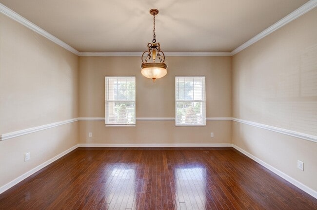 Building Photo - 654 Pemberton Dr