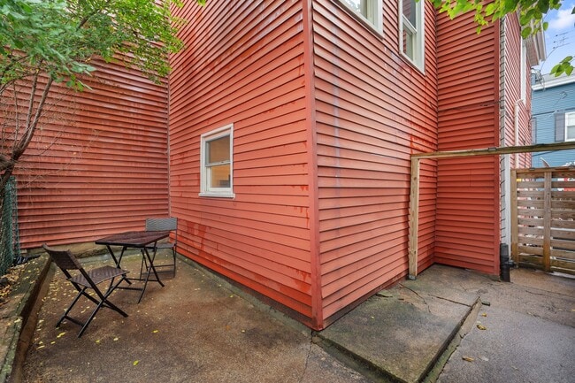 Building Photo - Tastefully updated  2-Bed, 1-Bath Gem in Troy Hill!