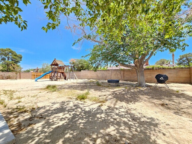 Building Photo - Beautiful interior and Convenient feature!...