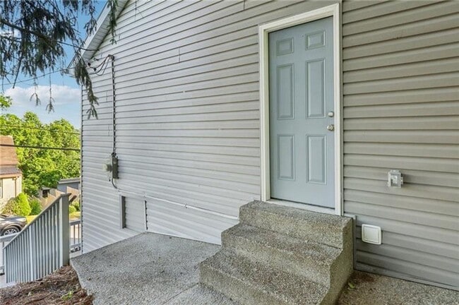 Building Photo - HOME FOR THE HOLIDAYS SPECIAL!-4 BEDROOM HOME IN FOX CHAPEL