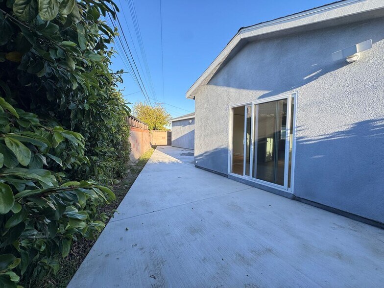 Building Photo - 6635 Vanguard Ave