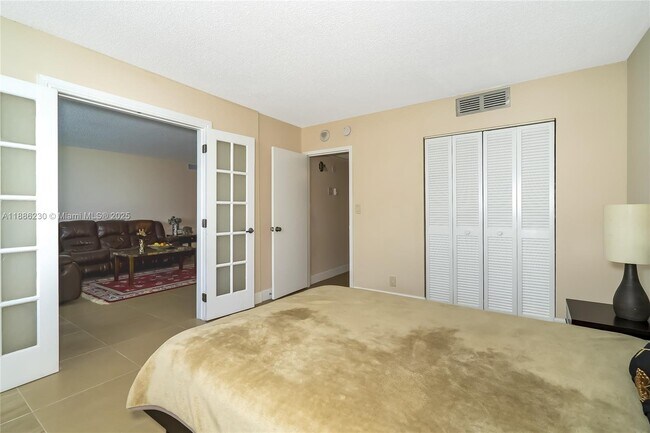 Building Photo - 2030 S Ocean Dr