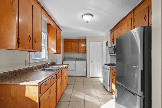 Building Photo - 2910 Kanewood Dr