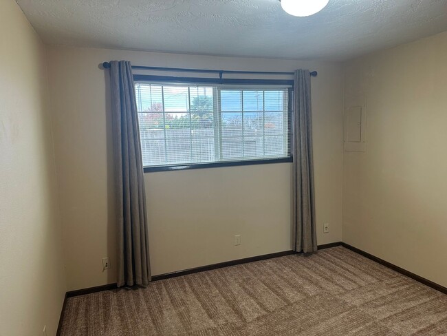 Building Photo - Freshly updated 2 bedroom 1 bathroom duple...