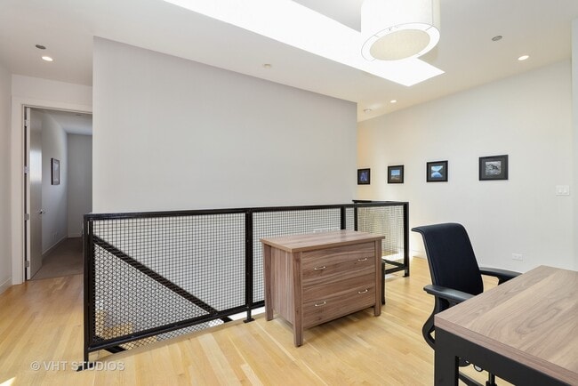 Building Photo - 4832 N Clark St