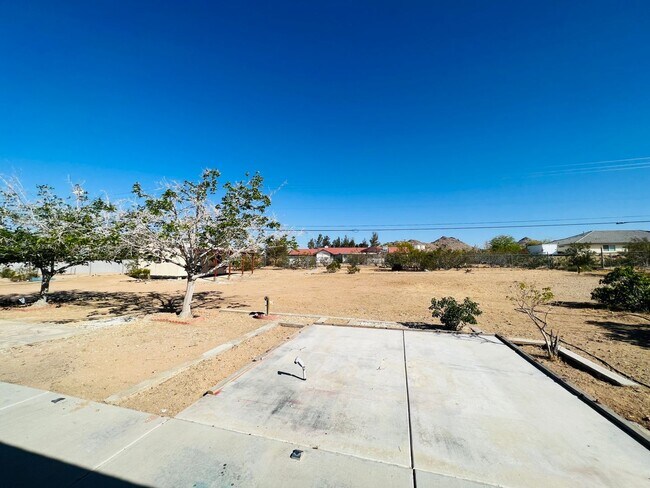 Building Photo - Apple Valley Desert Knolls