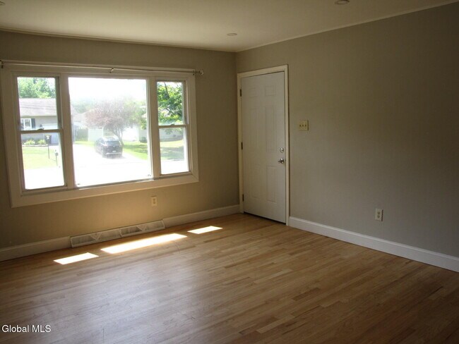 Building Photo - 10 Flicker Dr