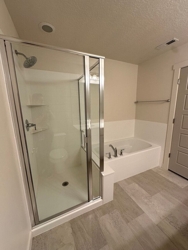 Building Photo - GET THE FIRST MONTHS RENT FOR FREE!!!