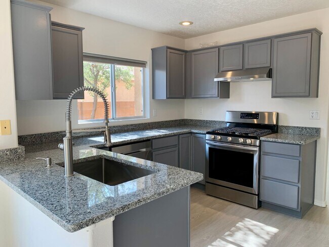 Building Photo - Lovely 3 Bedroom, 2 Bath In The NW!