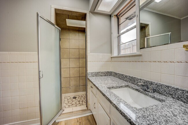 Building Photo - Freshly Updated 3 Bedroom House