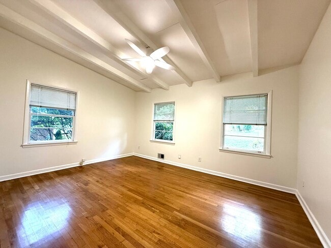Building Photo - Vintage ranch with loads of charm!
