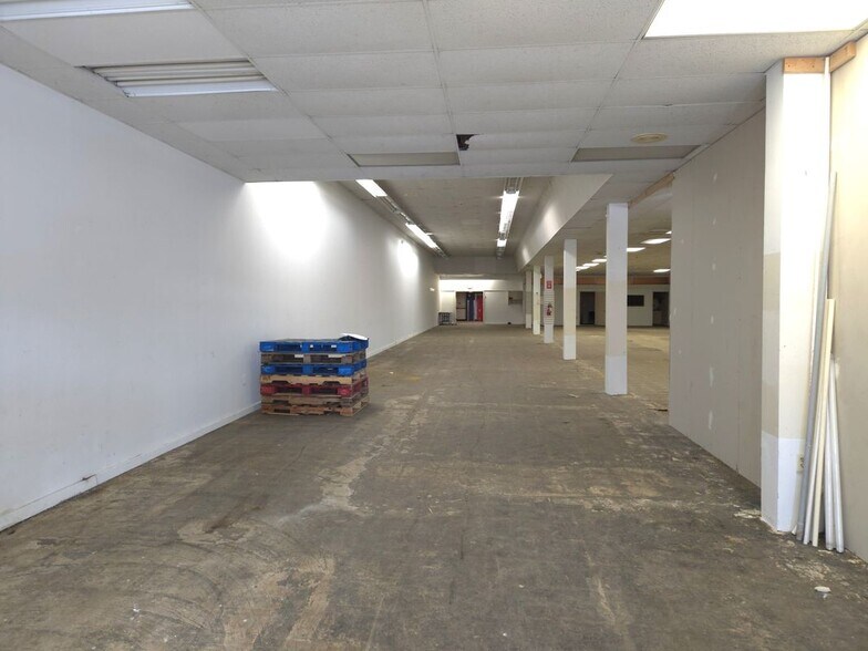 Building Photo - 65 E Bridge St