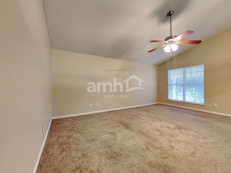Building Photo - 136 Trickle Dr