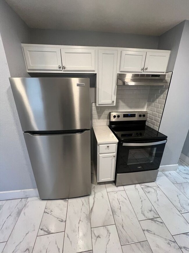 Building Photo - Spacious 5-Bedroom Home with Enclosed Porc...