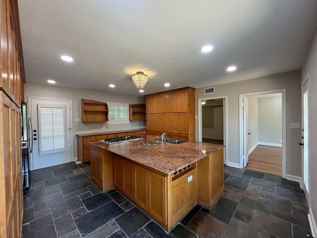 Building Photo - UPDATED HOME IN LAMAR PARK!!