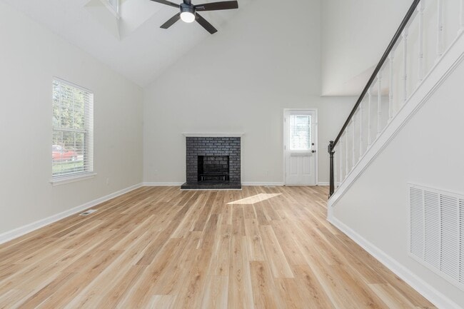 Building Photo - Beautifullly renovated home with easy access to I-26