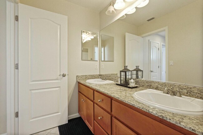 Building Photo - 356 S Paraiso Way