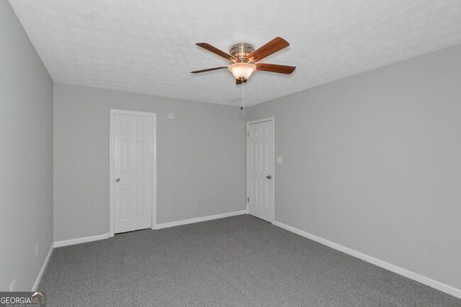 Building Photo - 213 Robin Ln