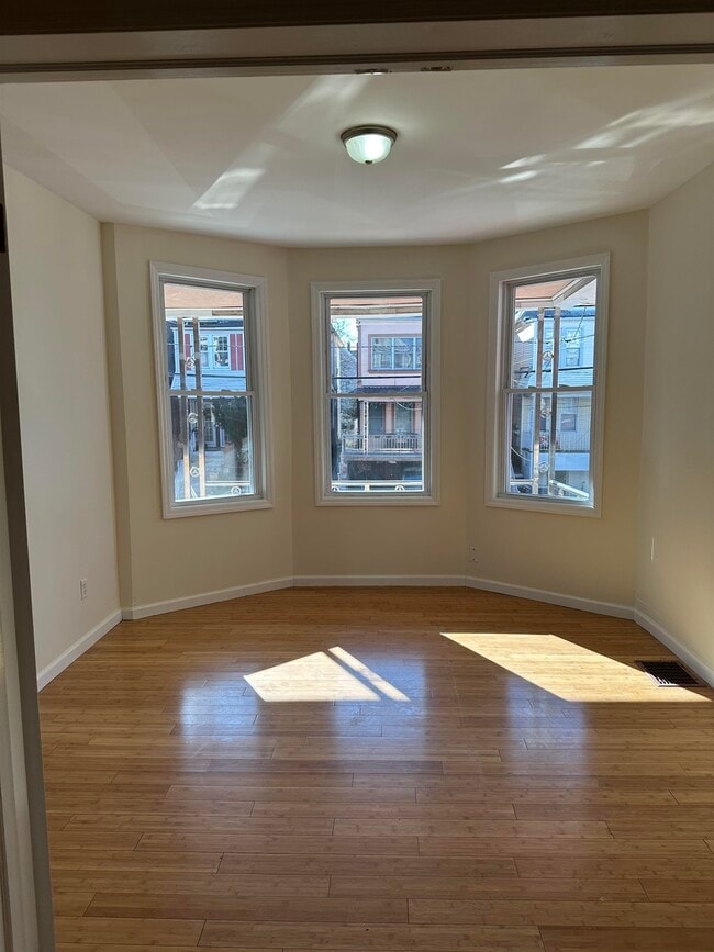 Building Photo - 125 W 28th St