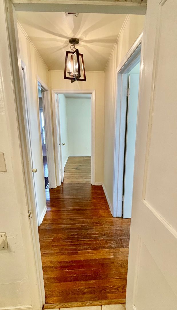 Building Photo - Charming Hideaway: 2BR Cozy House