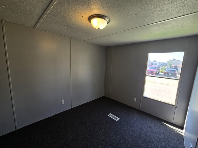 Building Photo - 700 W Ridgeway Ave