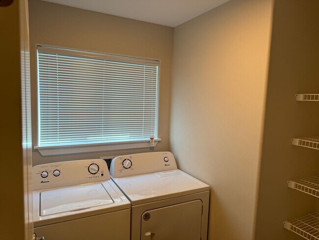 Building Photo - New 4 Bed / 2.5 Bath Duplex!