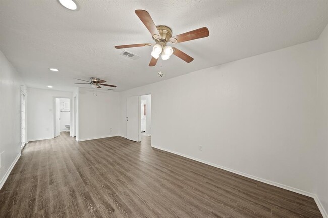 Building Photo - 16730 David Glen Dr