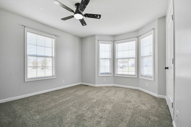 Building Photo - Dog Friendly Three Bedroom!