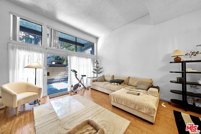Building Photo - 421 S Van Ness Ave