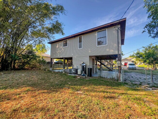 Building Photo - Cozy Inside, Spacious Outside: Fort Myers 2 Bed / 1 Bath + Giant Lawn + W/D Hookups — Pets Accepted