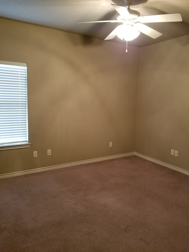 Building Photo - College Station - 3 Bedroom - 3 Bath - Duplex - Fenced Yard.