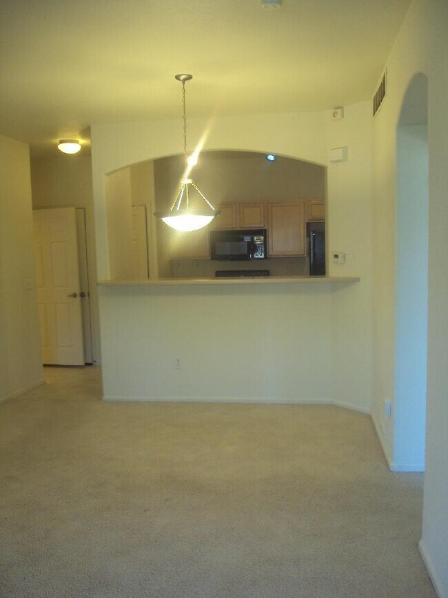 Building Photo - 2BR/2BA Condo + W/D + Pool+GYM-AVAIL 8/20