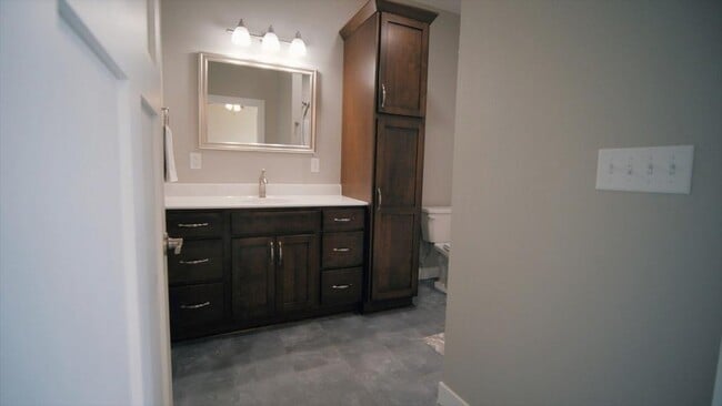 Building Photo - 812 Parkside Ln