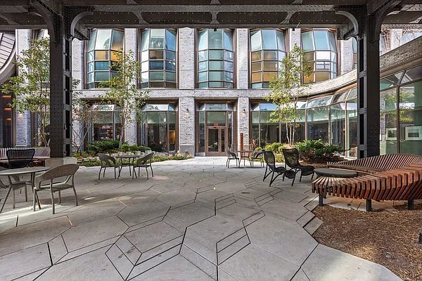 Building Photo - 515 W 18th St