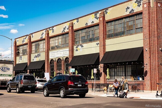 Building Photo - 2525 Arapahoe St