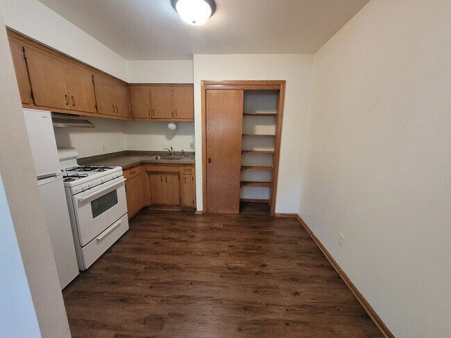 Primary Photo - 210 N Summit St