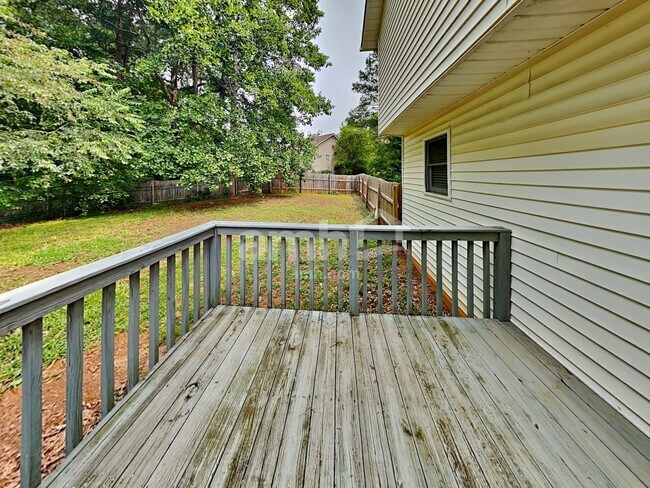 Building Photo - 1005 Whispering Woods Dr