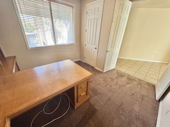 Building Photo - GATED COMMUNITY - TOP FLOOR CONDO WITH BALCONY IN SUMMERLIN